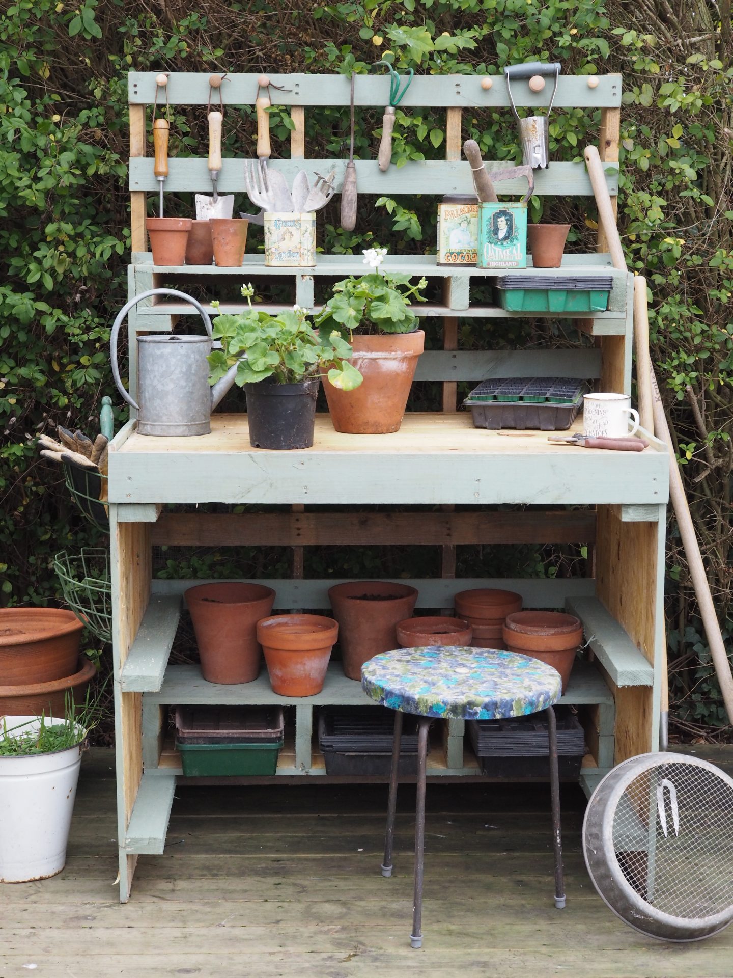 A step by step guide: how to make a DIY pallet potting bench